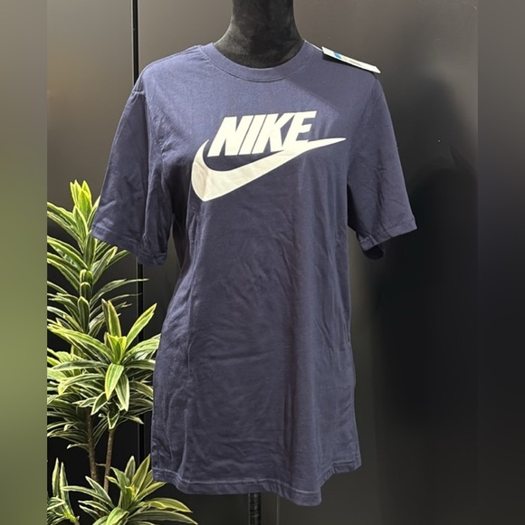 The Nike Cotton Tee,standard fit,crew neck, soft, casual,swoosh logo graphic - Picture 1 of 8